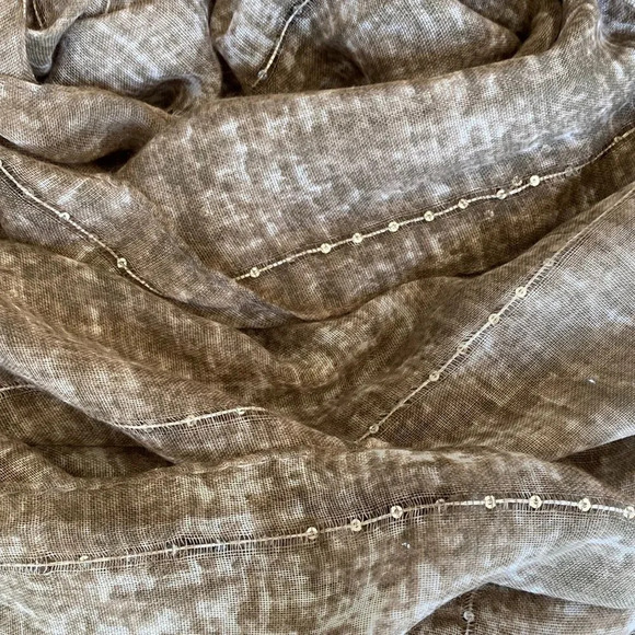 Grey oblong scarf with sequine details - Picture 2 of 3